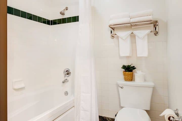 Deep soaking bathtub